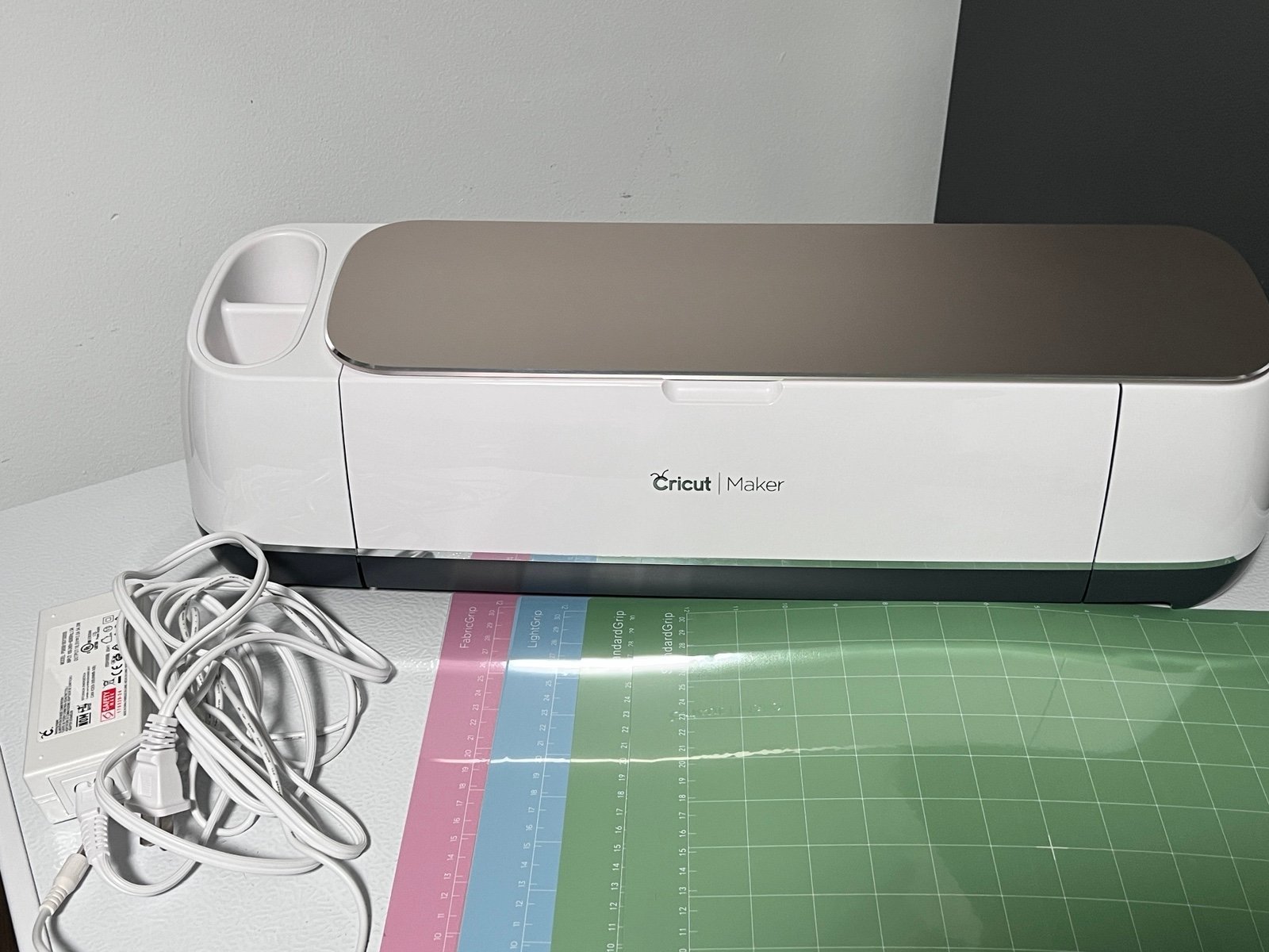 Cricut Maker smart cutting machine - with charger /4 cutting mats /Brayer roller
