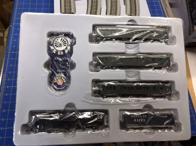 Lionel Lionchief Santa Fe HO shops set