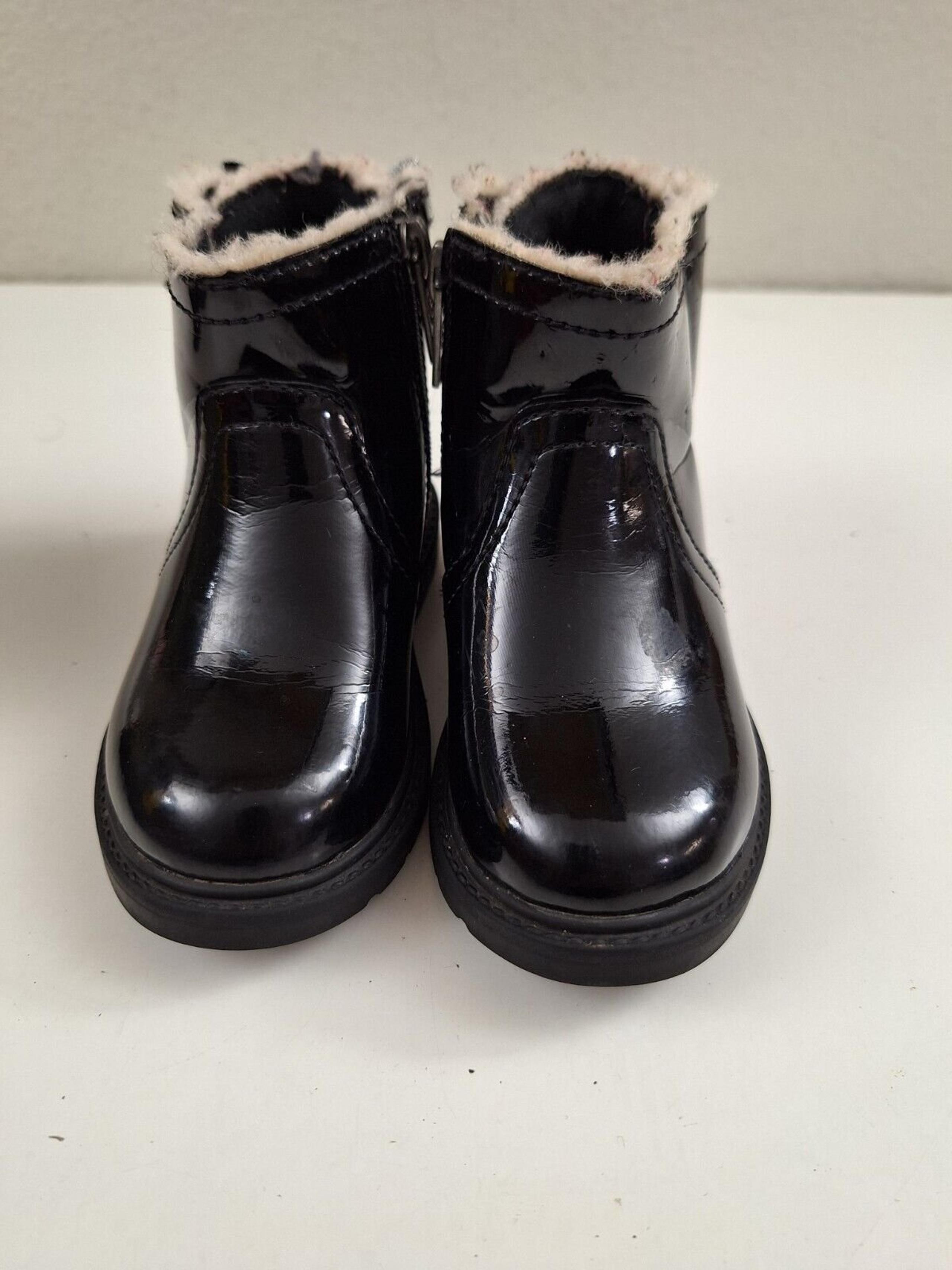 UGG Australia girls Black Lynde patent leather boots toddler Girls Size 7
