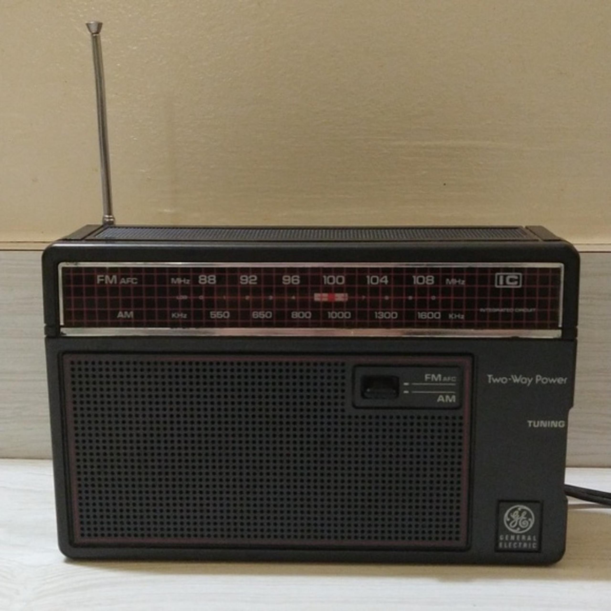 Vintage General Electric GE Portable AM/FM Radio 2-Way Power Model 7-2660D