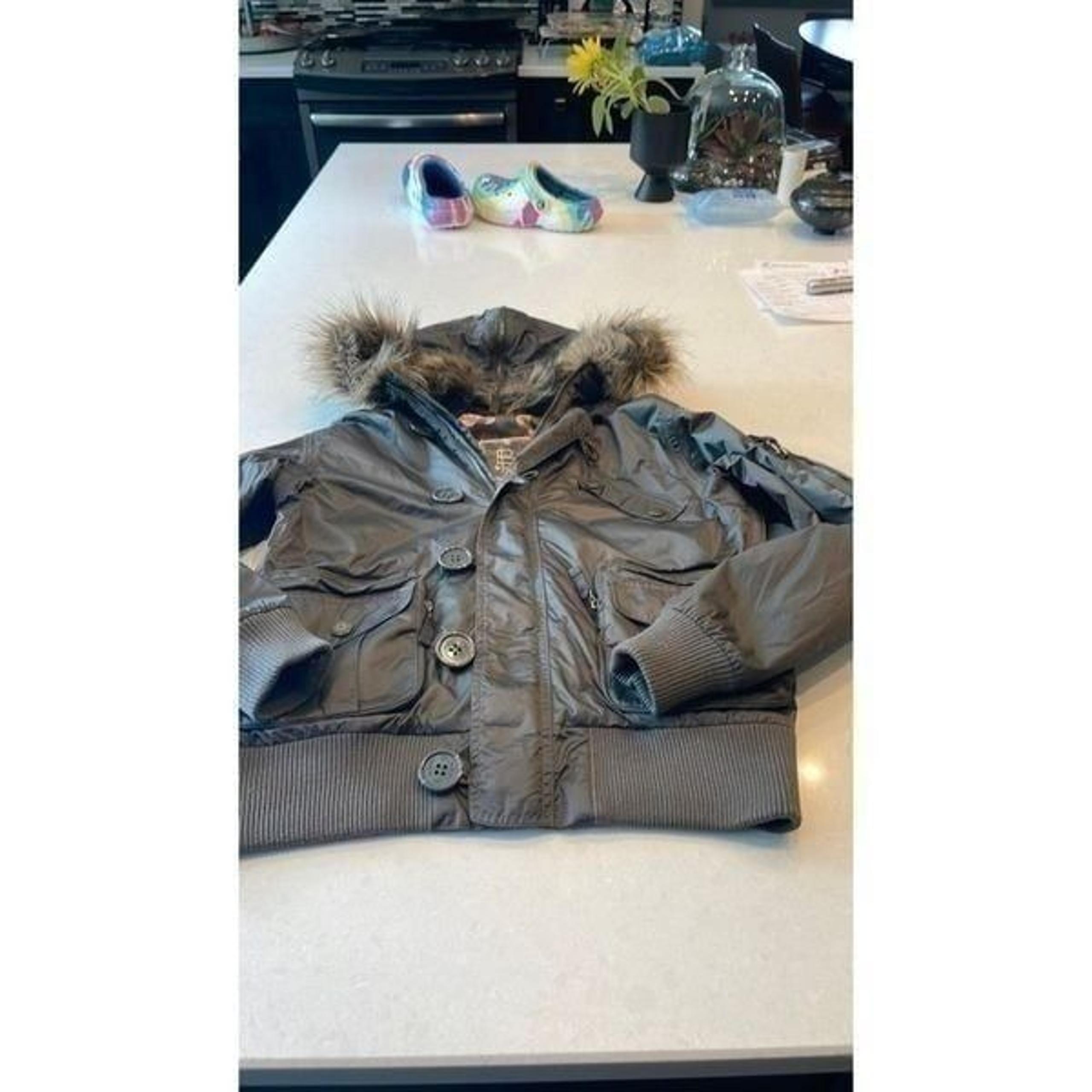 B by Burton women’s jacket size Med. Super cute lots of pockets nice lining.