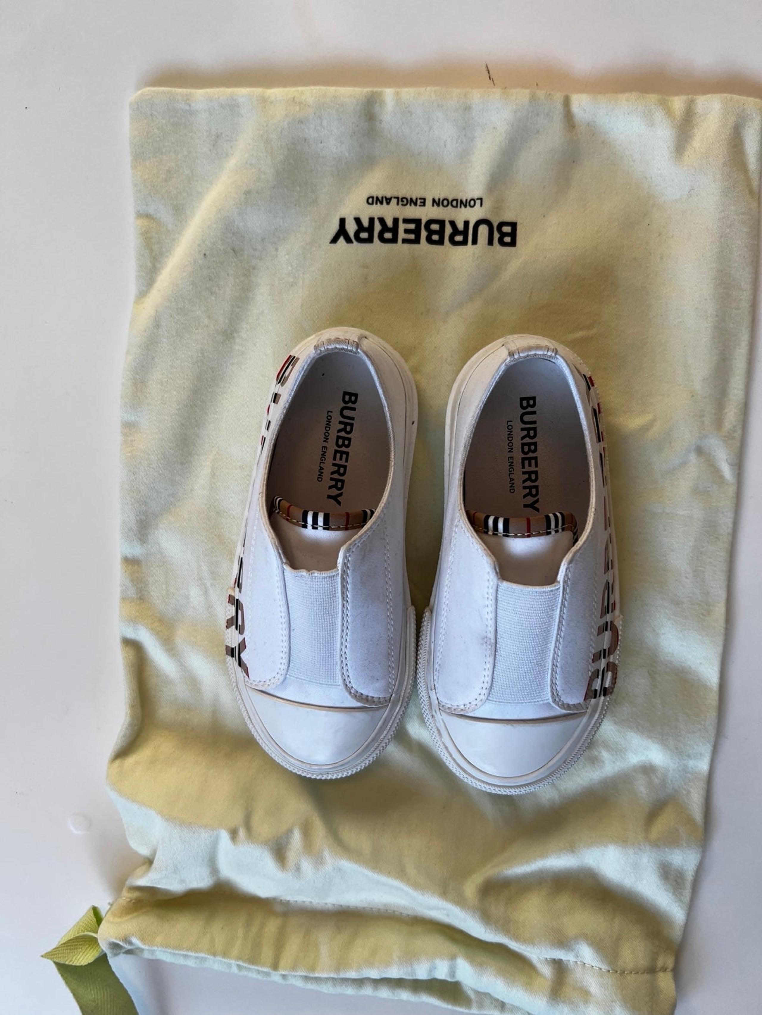 Unisex Burberry Mini Larkhall low top- slip on sneakers for toddler size 9