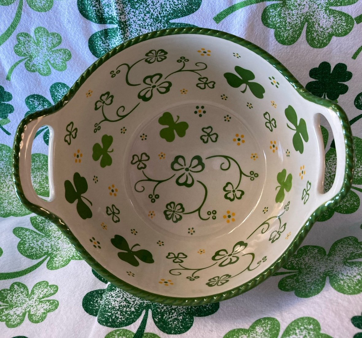☘️TEMPTATIONS SHAMROCK 1-QUART BOWL/BAKER☘️