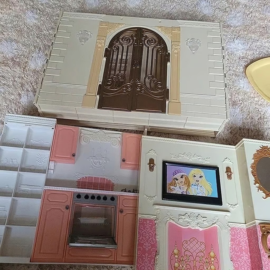 Rare bratz folding house mansion with bathtub and lounge