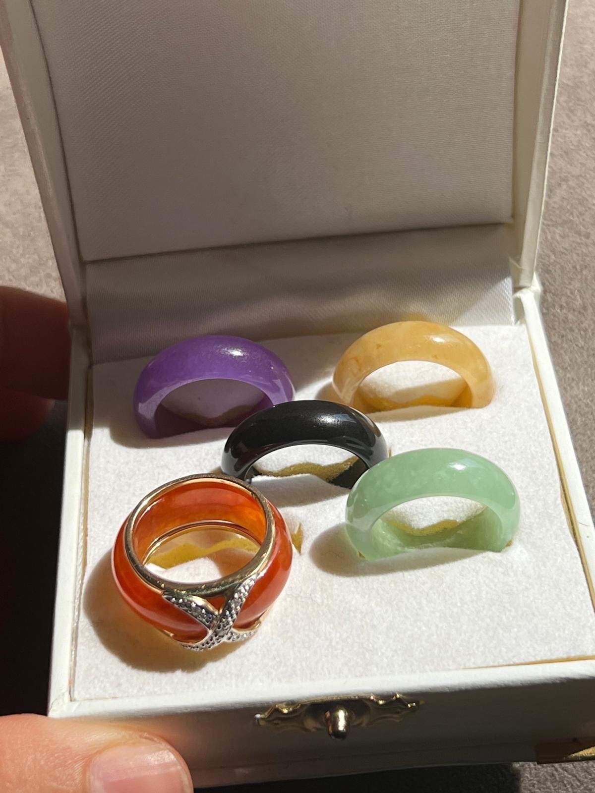 14k gold ring with 5-pieces of Jade rings