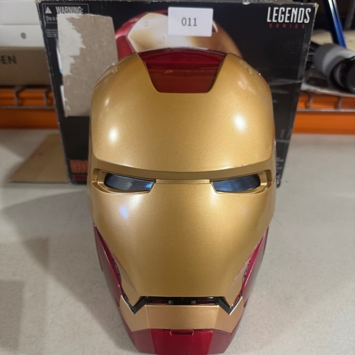 Marvel Legends Series Iron Man Electronic Helmet 011