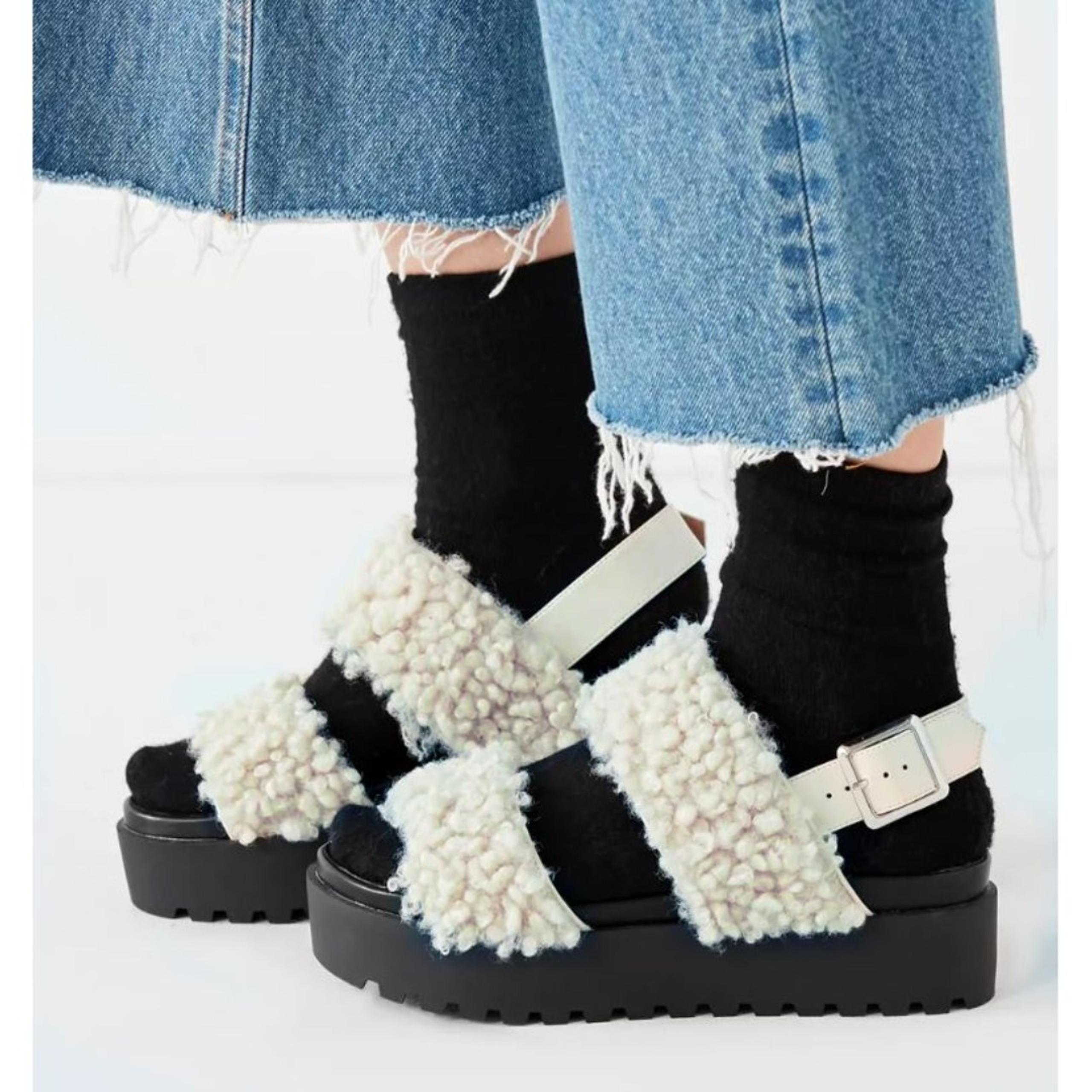 Urban Outfitters Sandal Womens 7 Beige Lexi Faux Sherpa Straps Platform Gorpcore