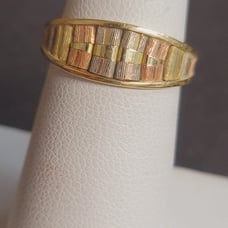 R441 14k Tricolor Gold Ring Size 6.