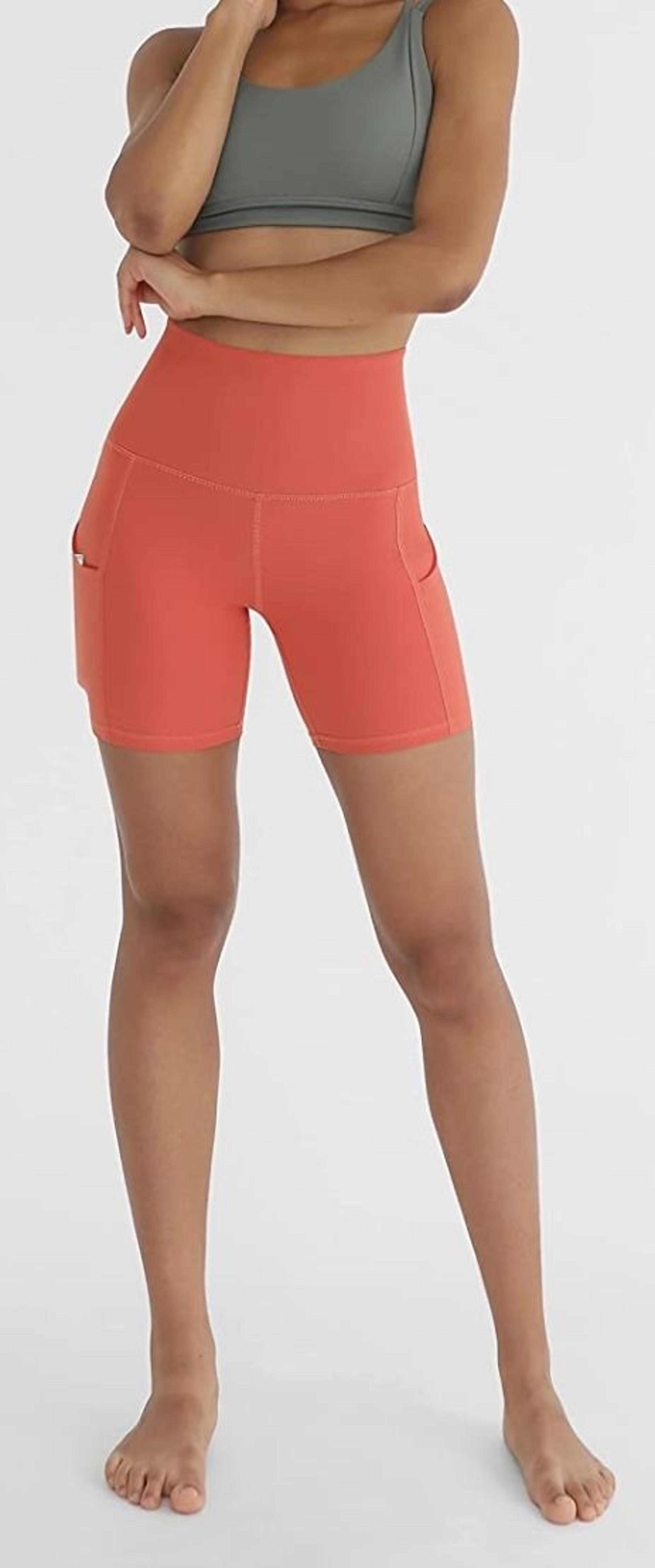 WOMEN'S SHORTS WITH POCKETS