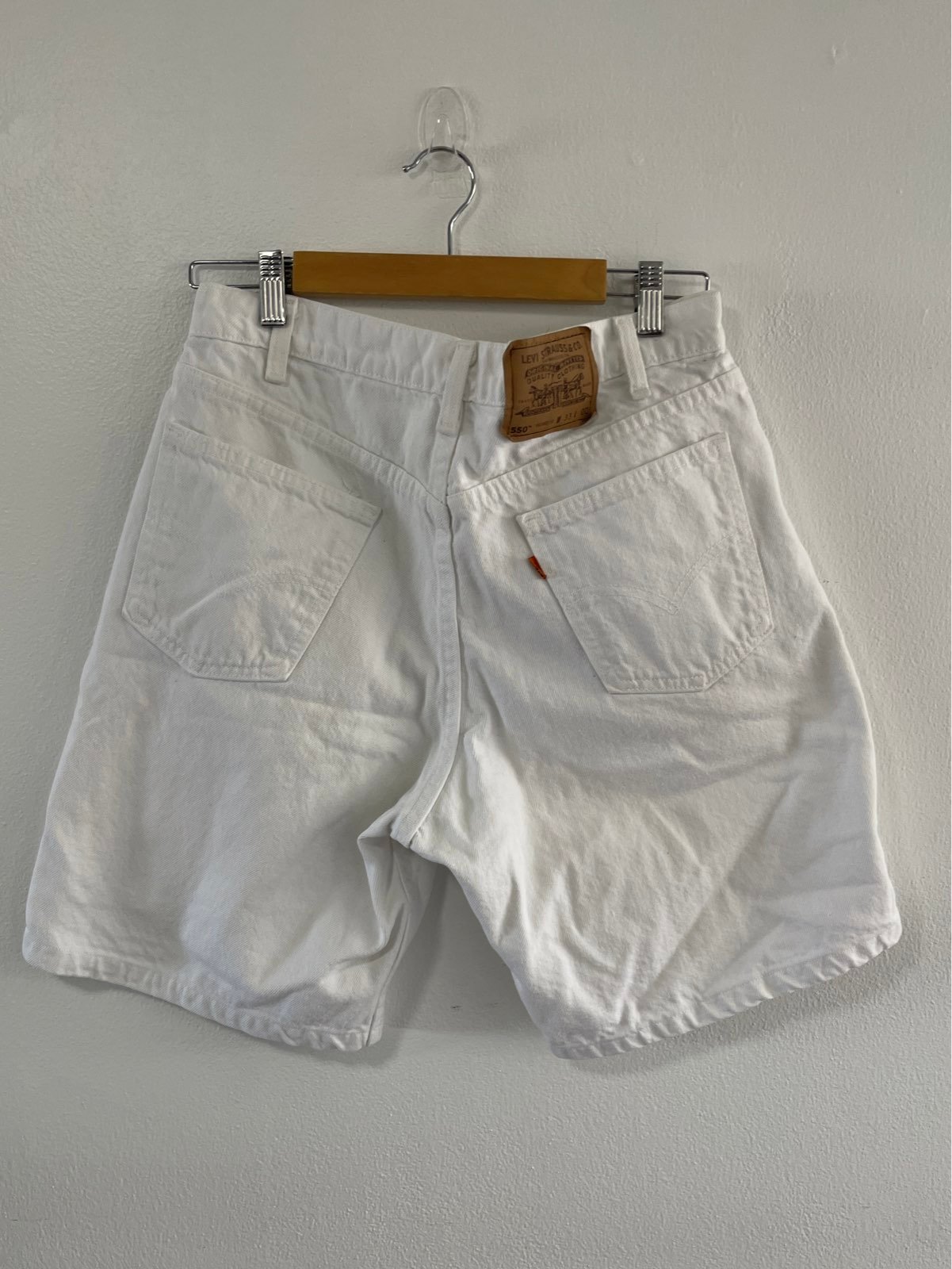 ShortsVintage 550 Levi’s white Bermuda style shorts.
