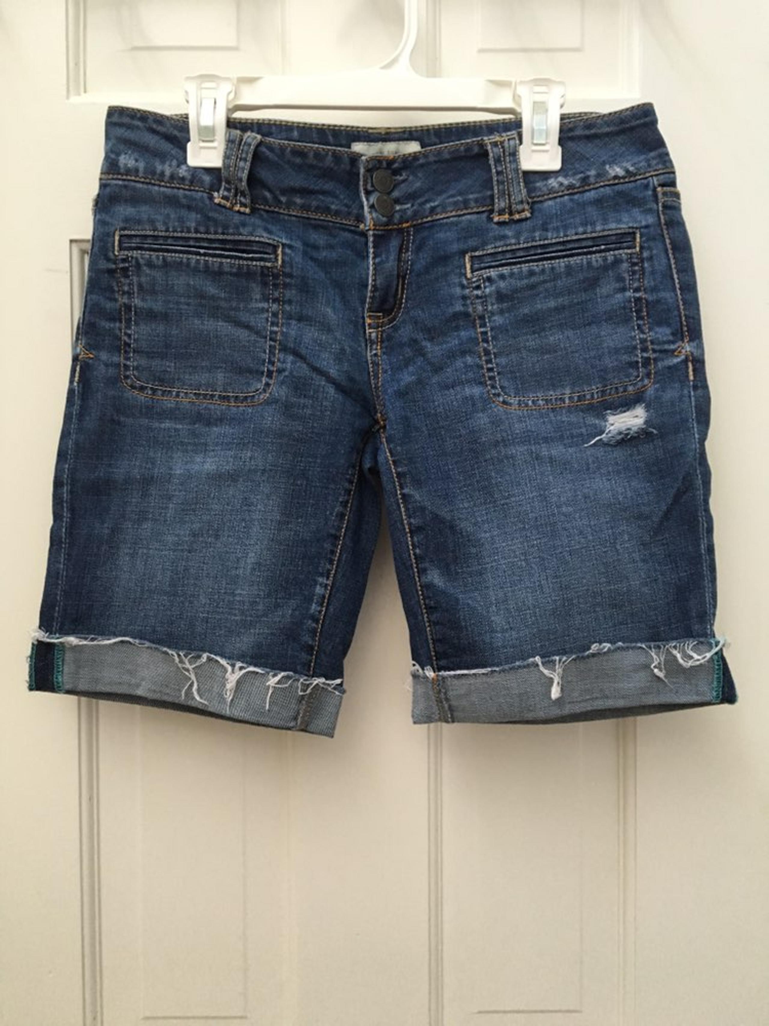 DISTRESSED DENIM CAPRIS