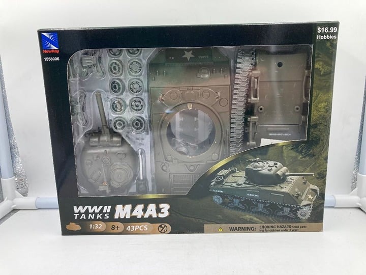 2023 New Ray 1:32 Scale World War II M4A3 Sherman Tank Easy Assembly Kit