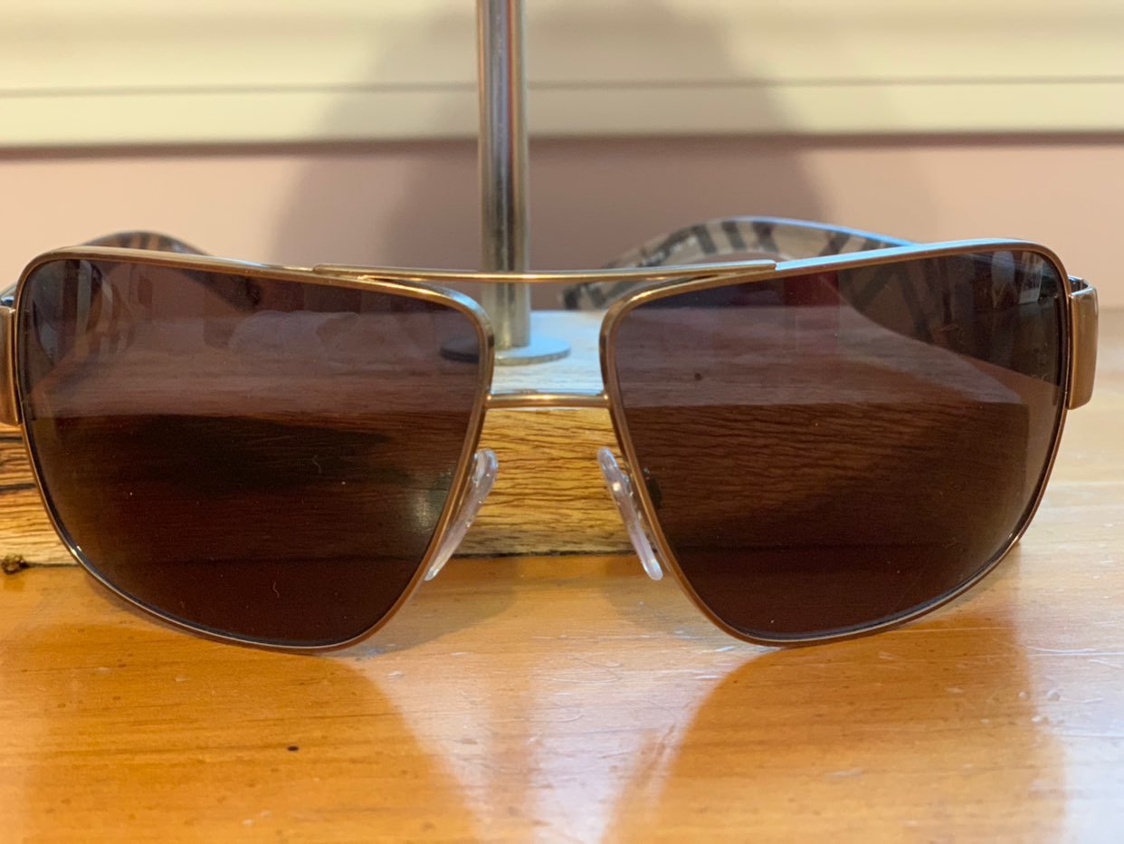 Euc burberry sunglasses. 100 percent aut