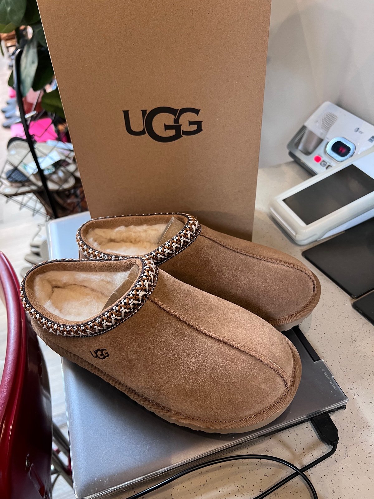 Ugg Tasman kid store 2 -new -