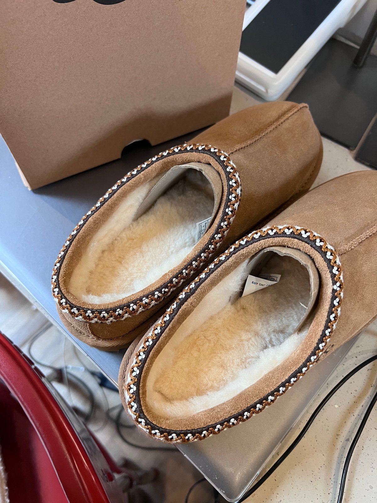 Ugg Tasman kid store 2 -new -