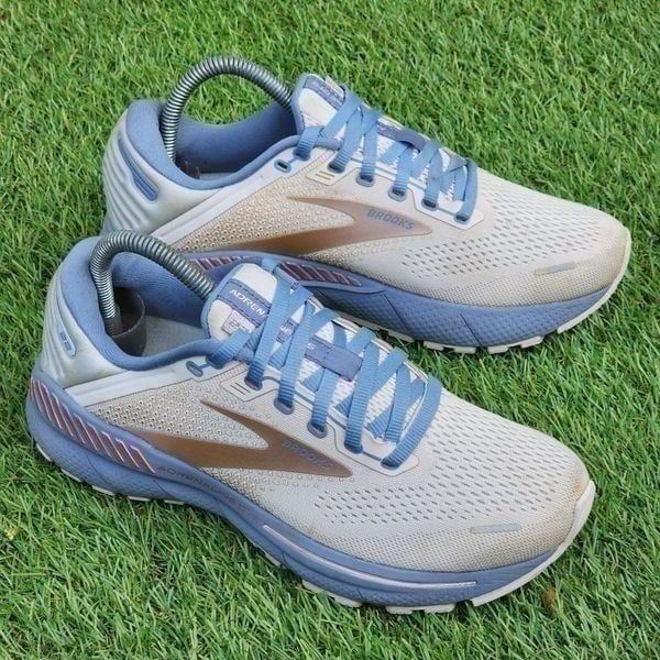 BROOKS ADRENALINE GTS 22 - Women's Athletic Shoes - SIZE 8.B