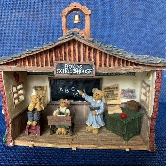Boyds Bear Mrs Crabapples One Room School House Figurine 24810 Brand New in Box
