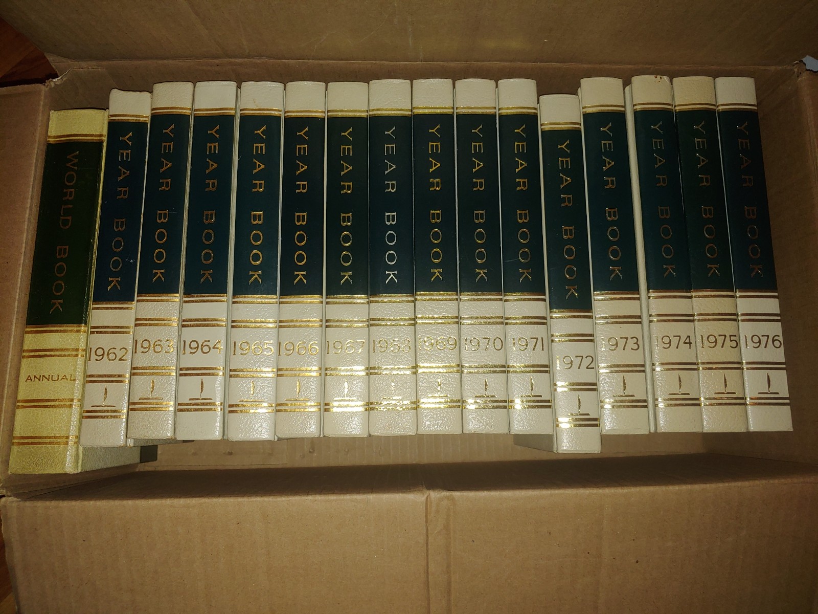 Worldbook Yearbook Encyclopedia Lot Set of 16 books 1961-1976