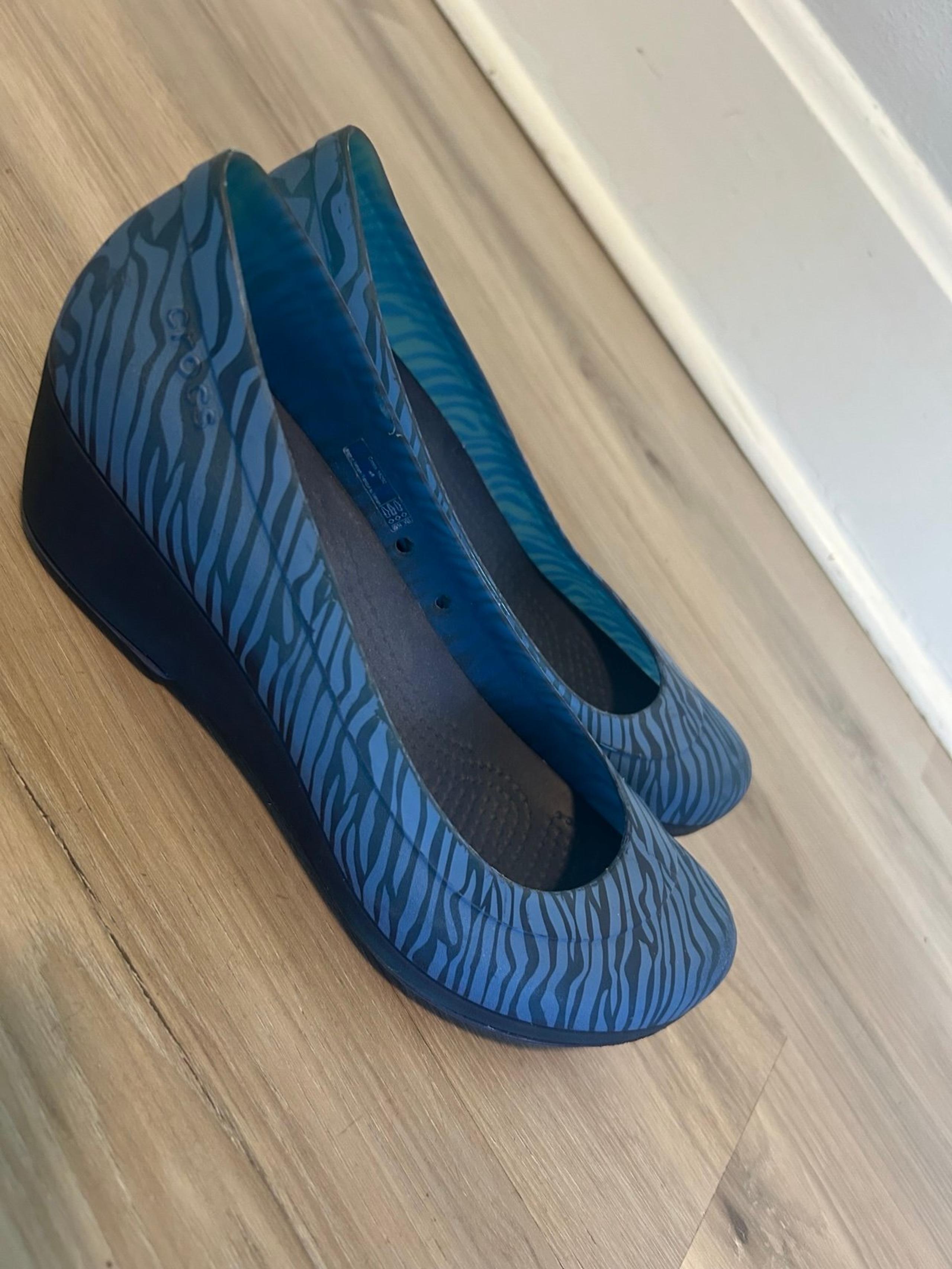 Women's Blue Crocs Carlisa Zebra Print Wedge Pump Slip-Ons Size 8