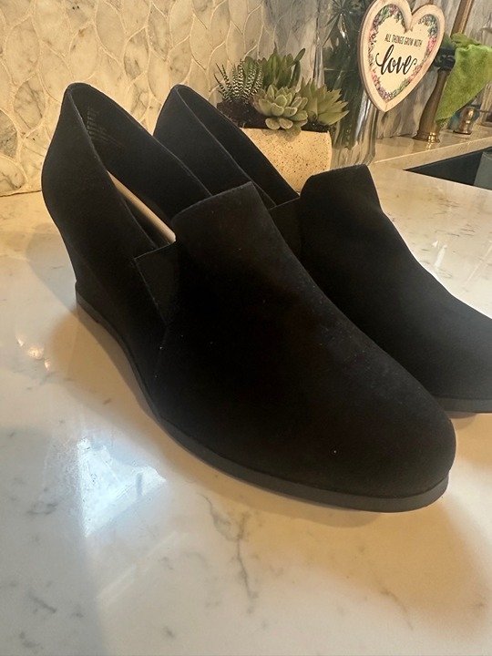 NWT Cloudwalkers By Avenue Shoes Womens Size 10 Black Suede Wedge
