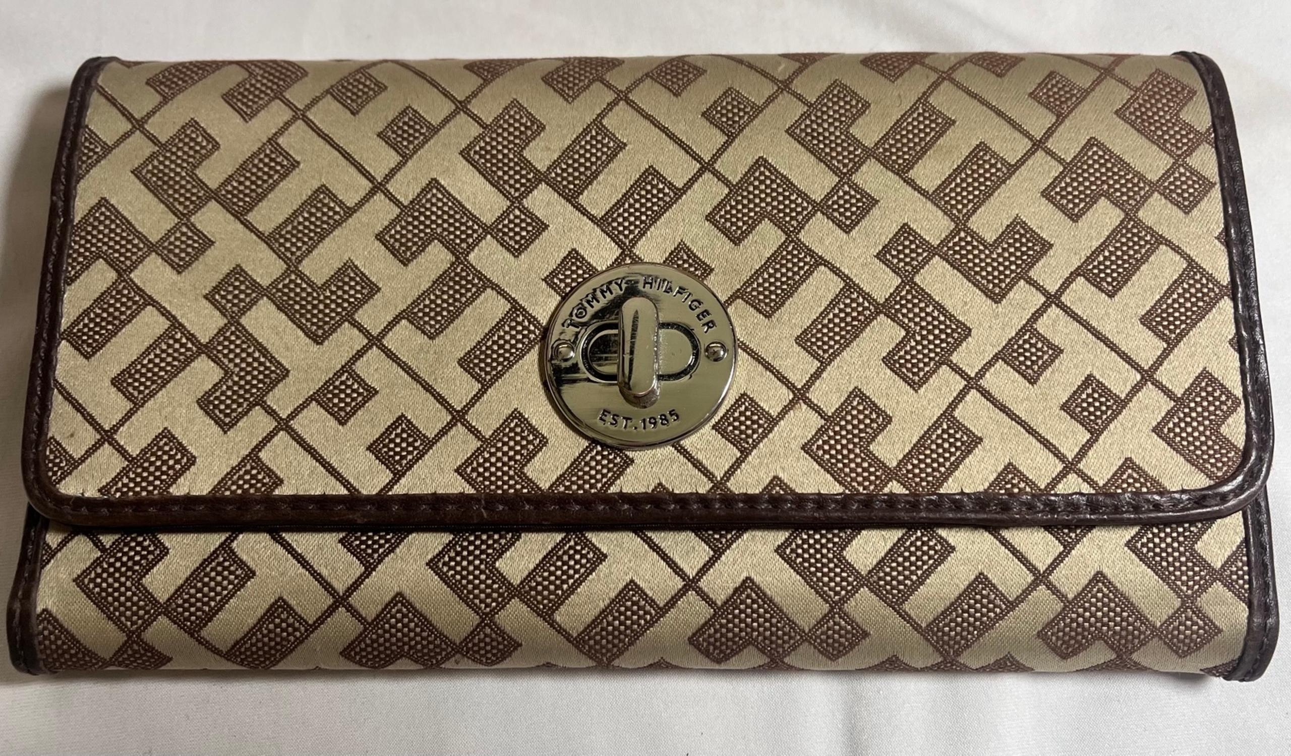 Tommy Hilfiger Women's Wallet Natural Leather & Cream tri fold in EXCELLENT con