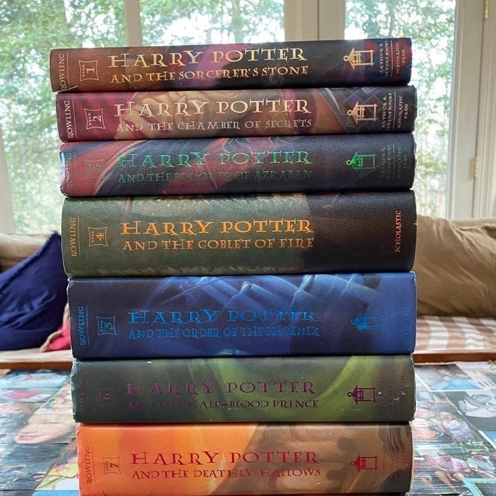 Image of the seven volumes of the "Harry Potter" series by J.K. Rowling