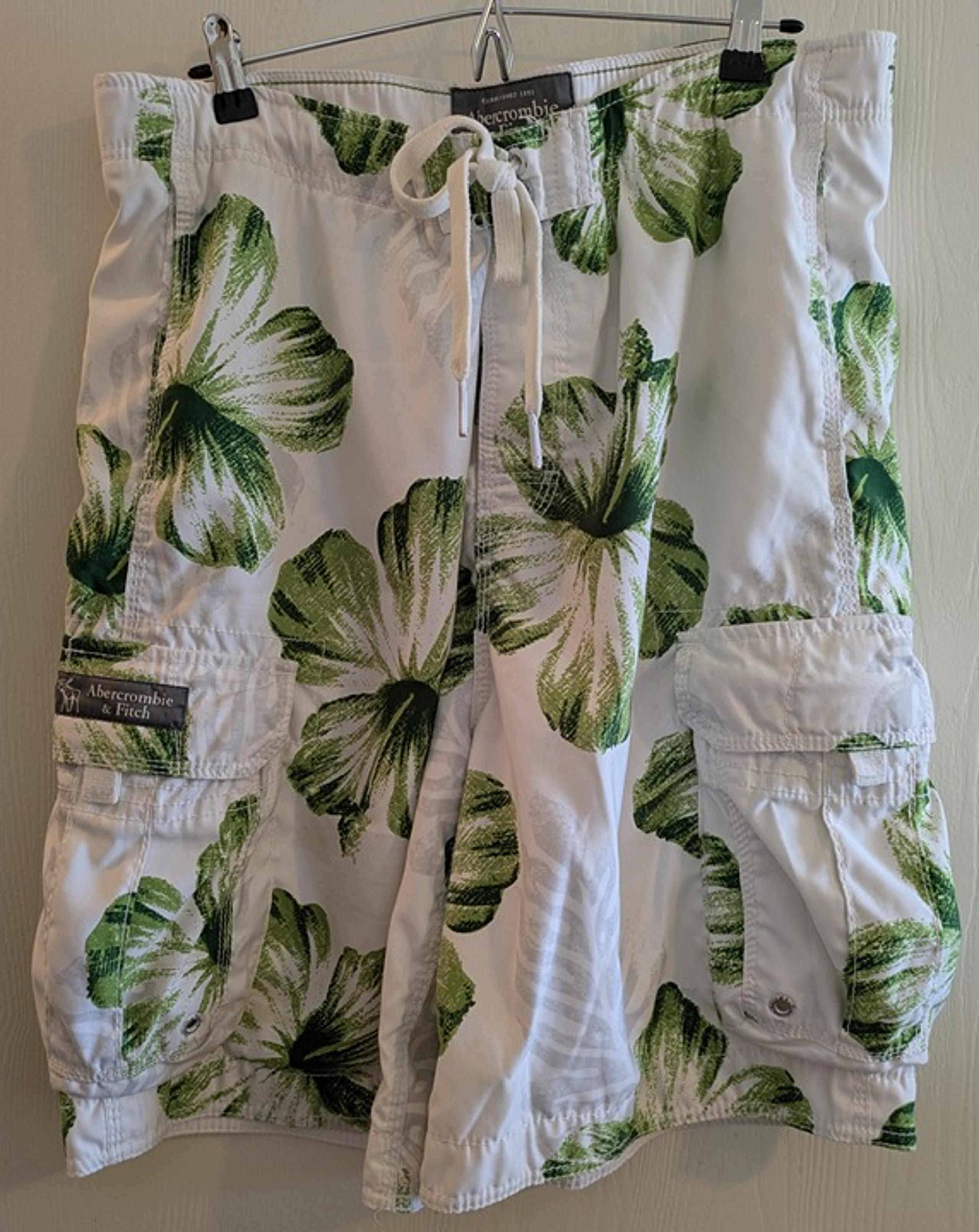 Abercrombie and Fitch Men's Green Hibiscus Board Shorts Size XL