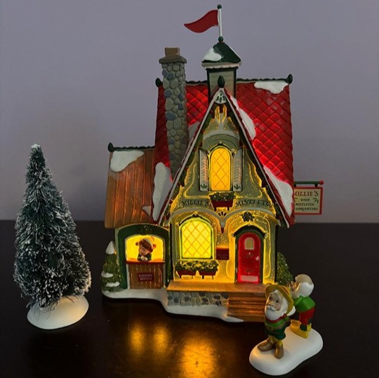 Dept 56 North Pole Millie's Mistletoe Box Set NIB, Sliver Series