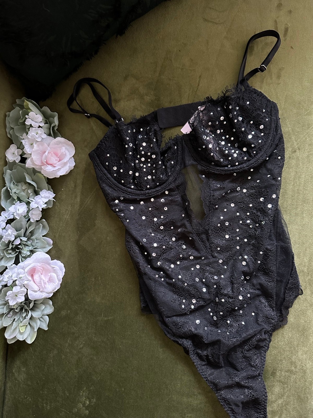 VICTORIA’S SECRET LINGERIE