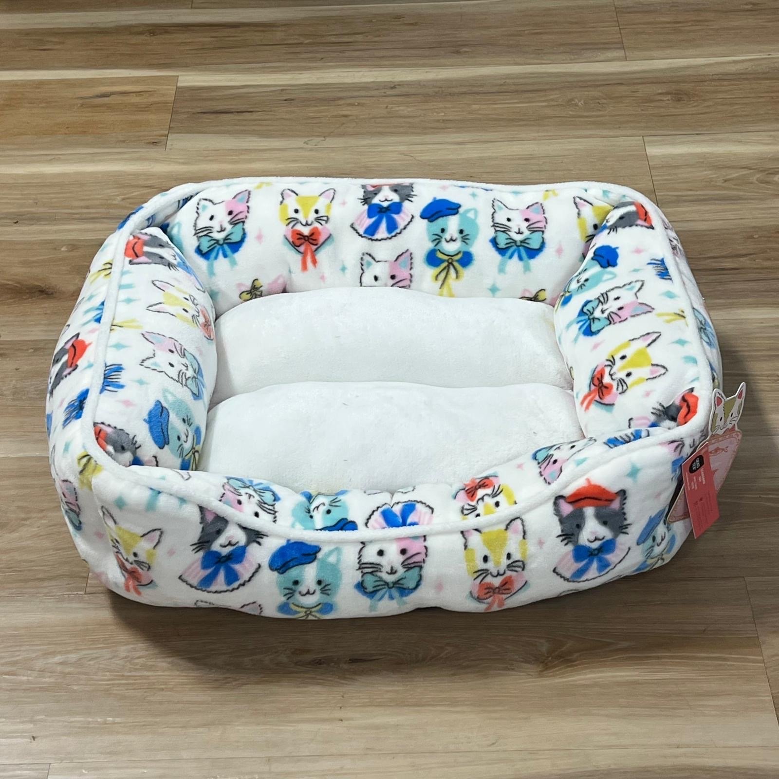 Kitties / cat bed 21x17x8 inches !