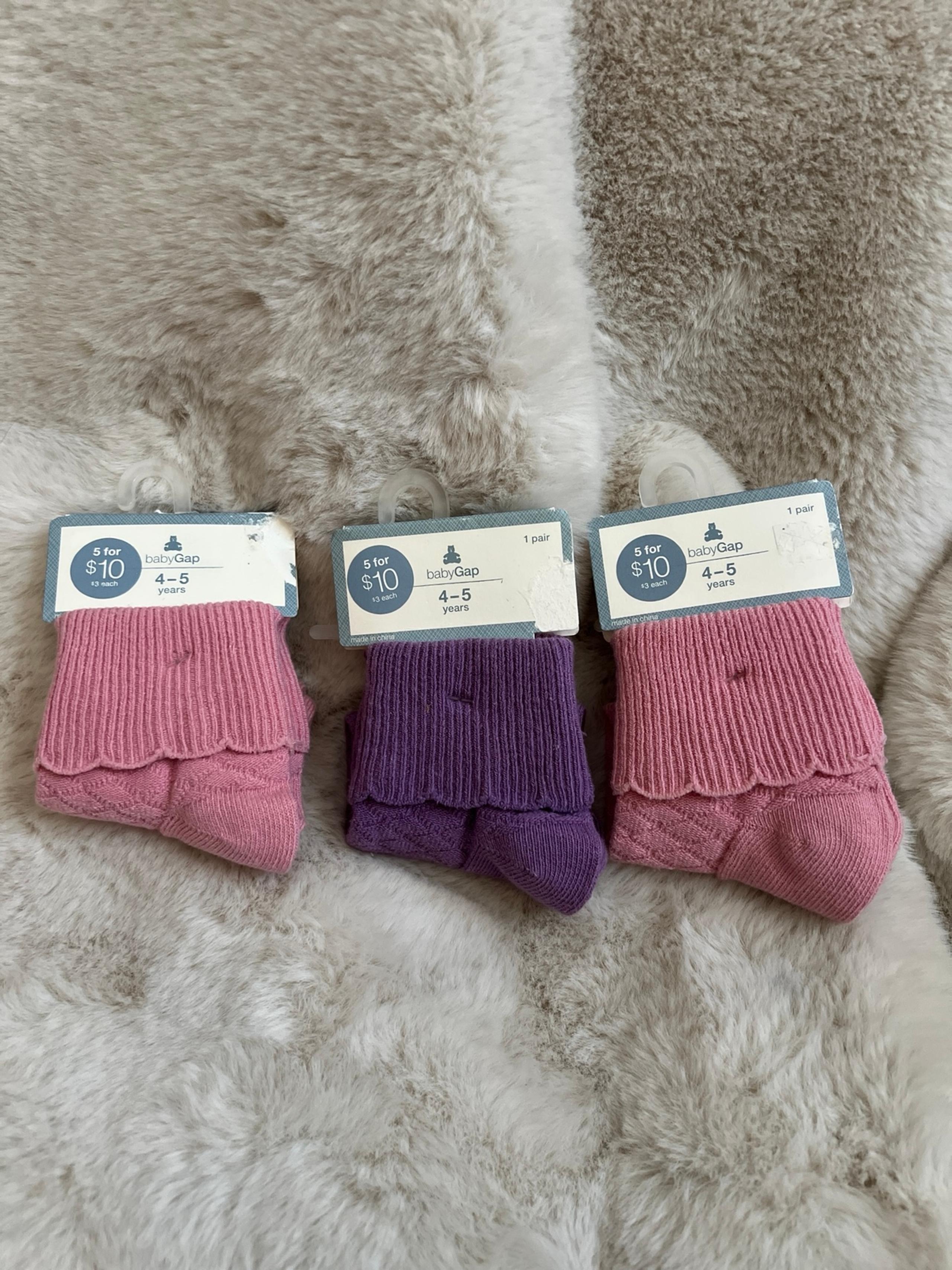 Gap girls socks size 4-5 y NWT anty slip