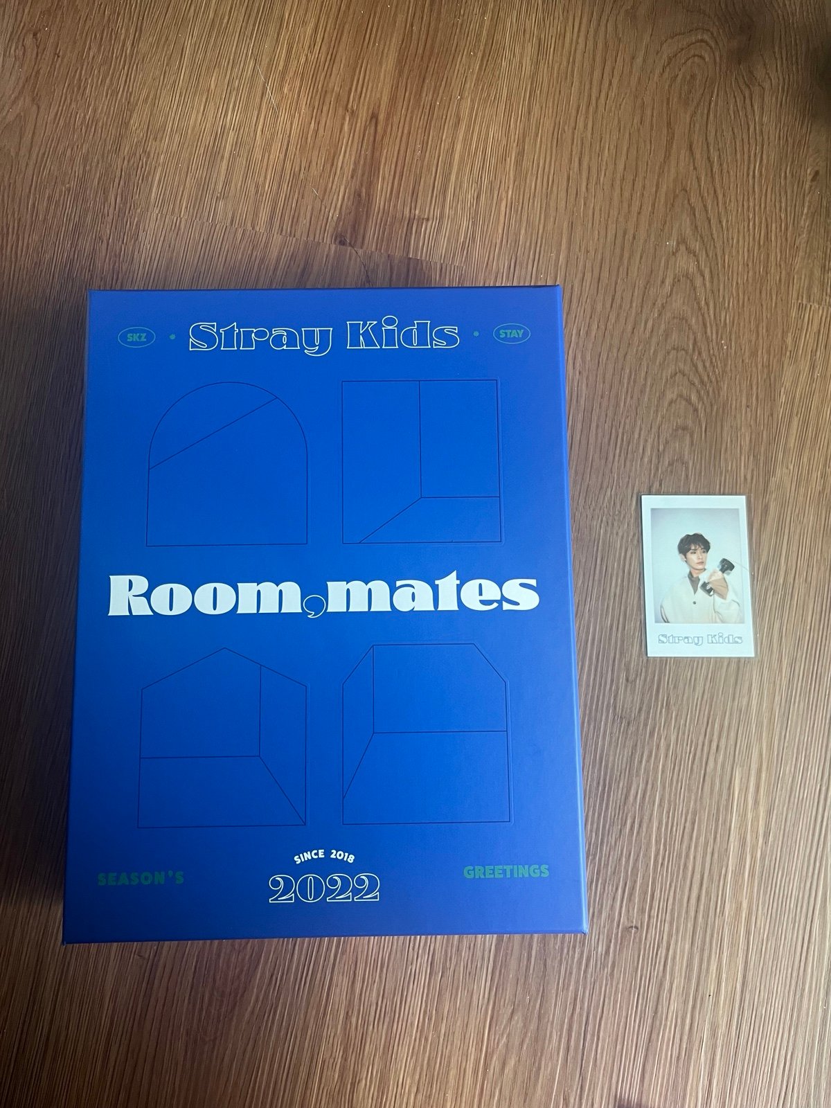 stray kids seasons greetings 2022 roommates with leeknow polaroid