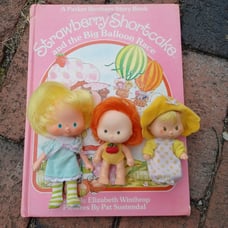 Vintage 80s Kenner Strawberry Shortcake dolls Balloon Race hardcover story book