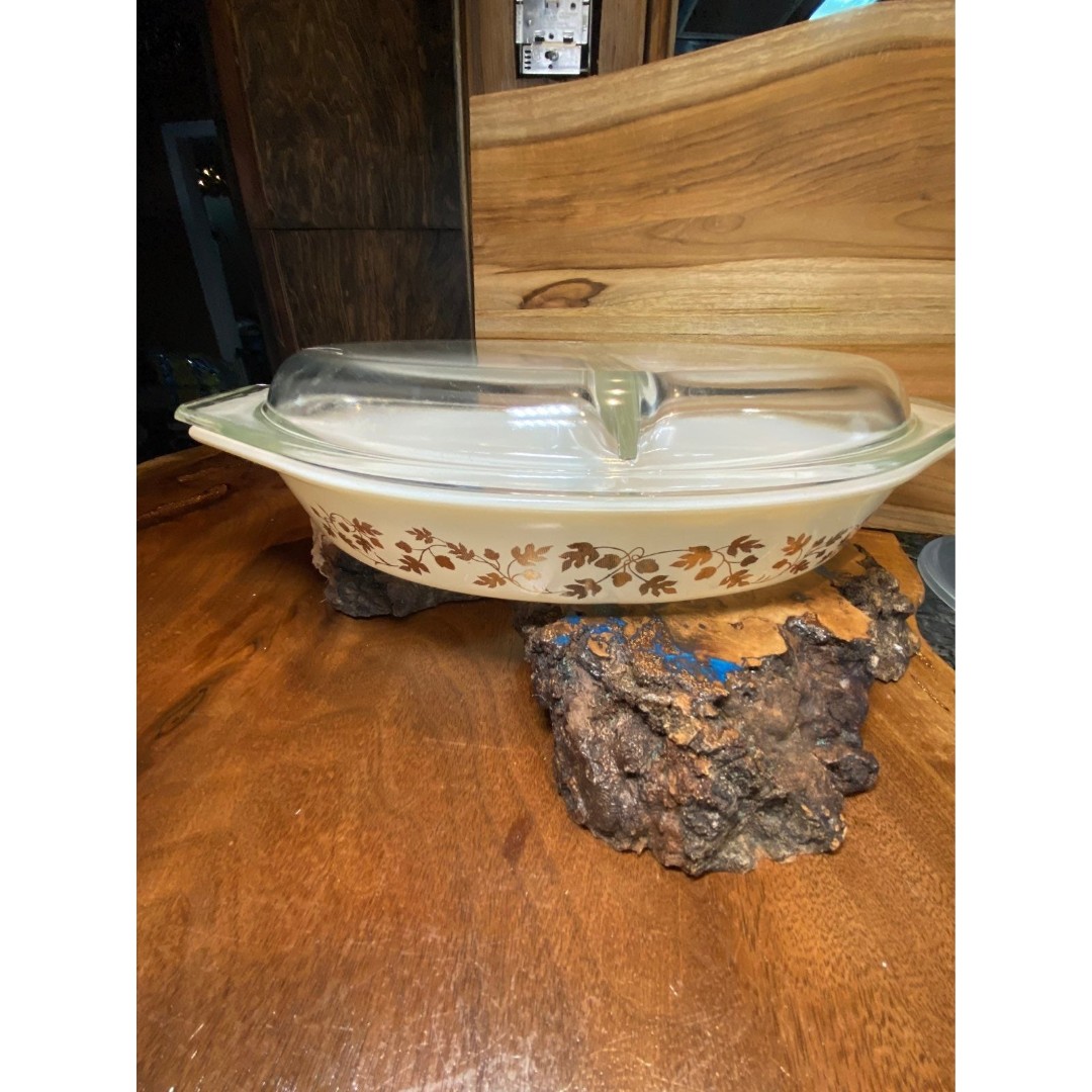 VINTAGE PYREX GOLDEN ACORN 1 1/2 QUART CASSEROLE DISH WITH GLASS LID