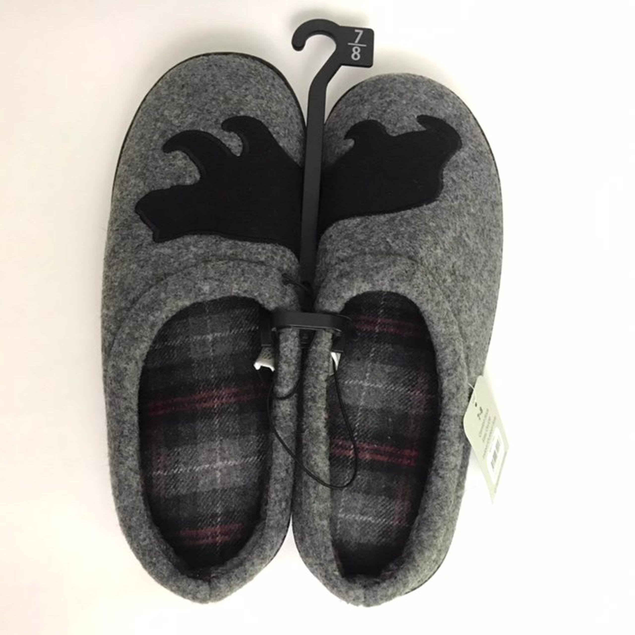 Men's slippers NWT