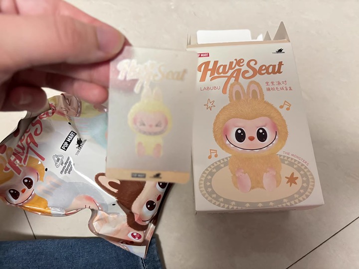 POP MART SiSi - Have a seat Yellow Sweet Girl Labubu