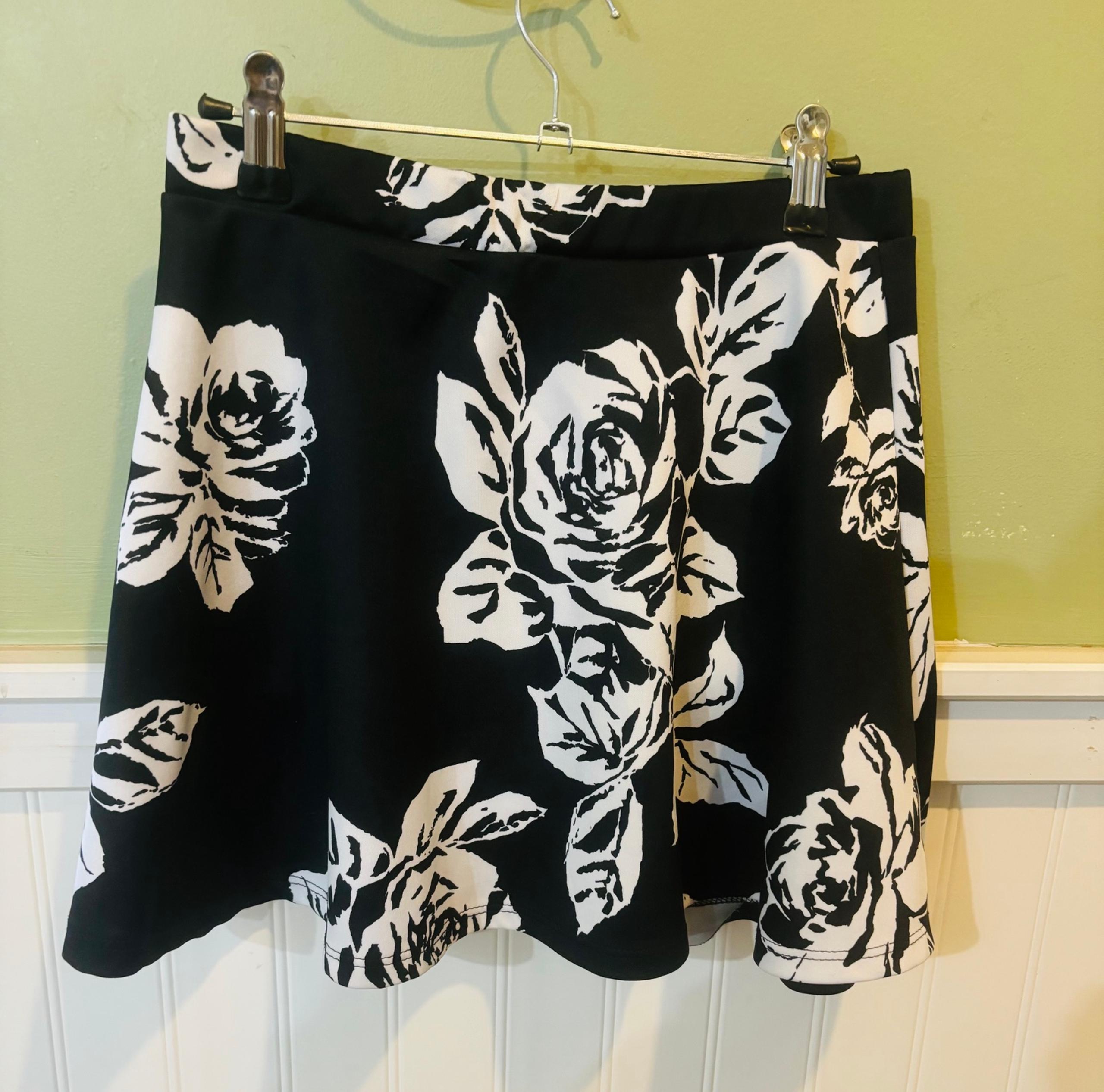 Wet Seal black and white mini skirt