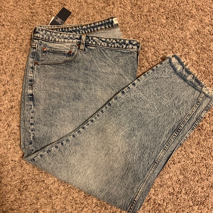 Abercrombie and Fitch Curve Love High Rise Mom Jeans size 37W/R Medium wash