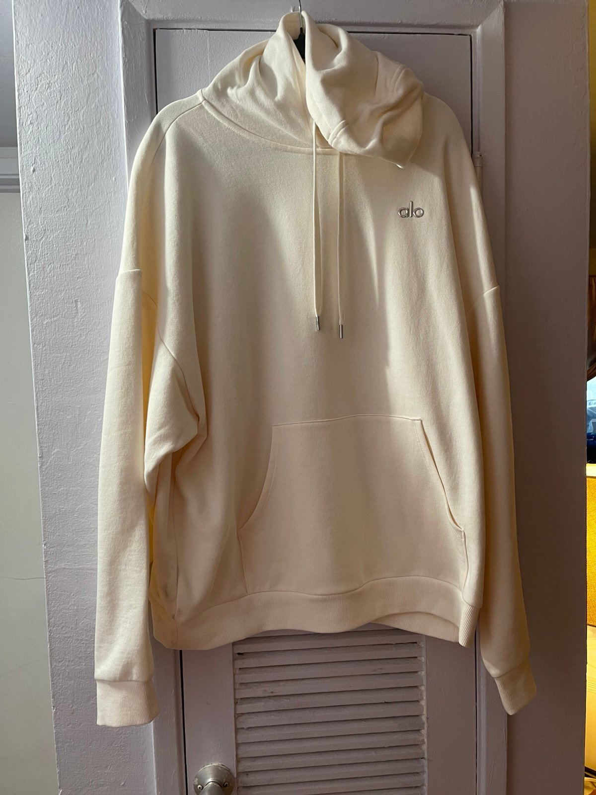 Hoodie Alo yoga alo nwot size xl unisex ivory