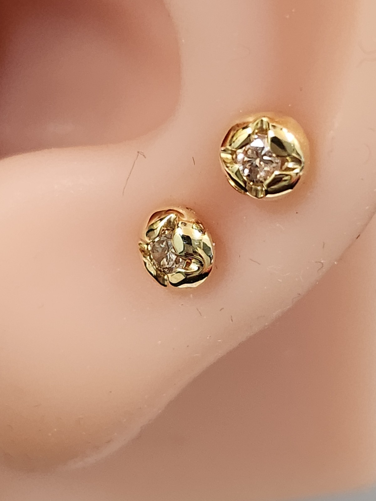 Solid 18kt gold and Natural diamond stud earrings - Unisex