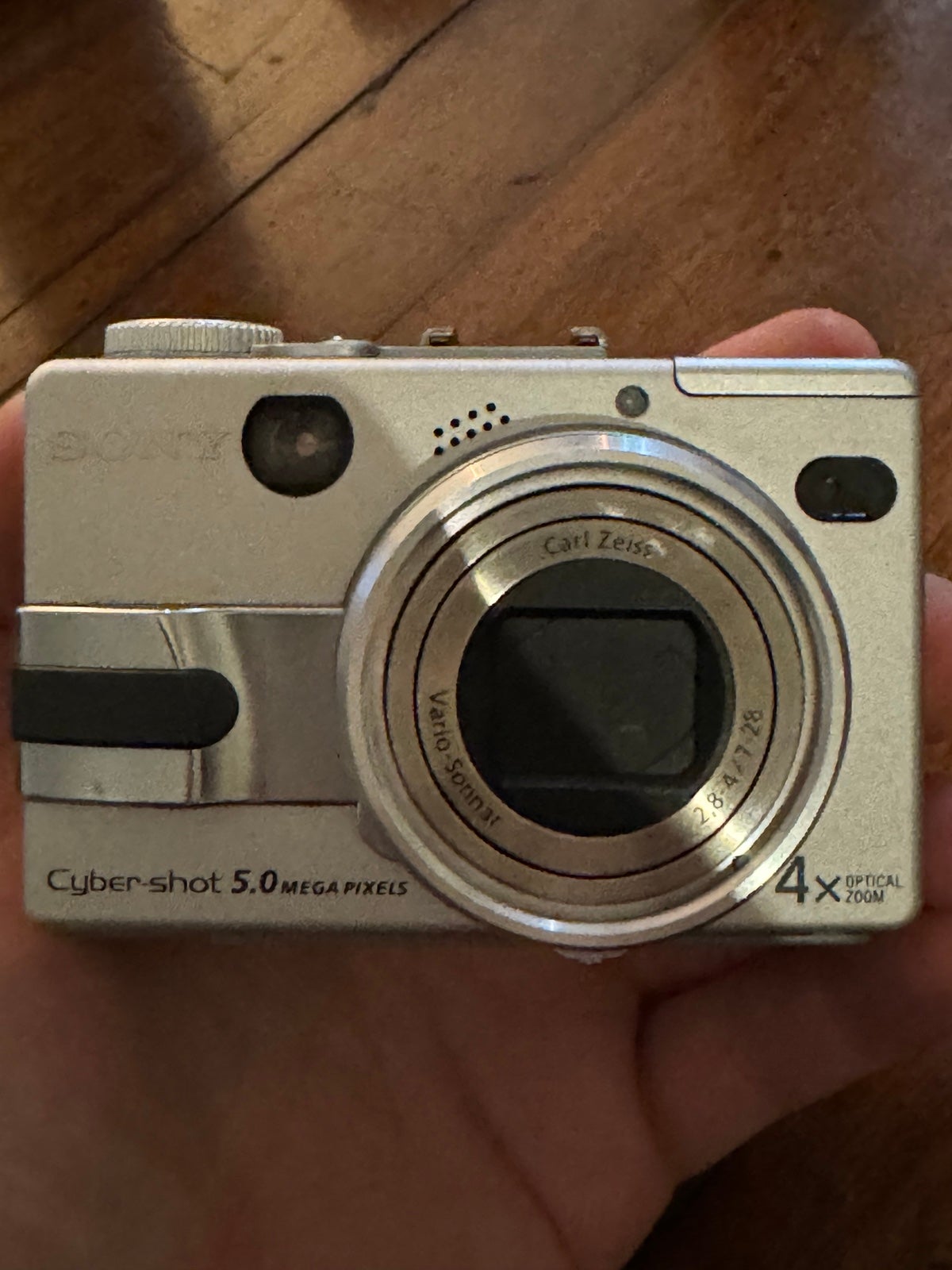 Sony DSC-V1 Cyber-shot 5MP Digital Camera 4x Optical Zoom