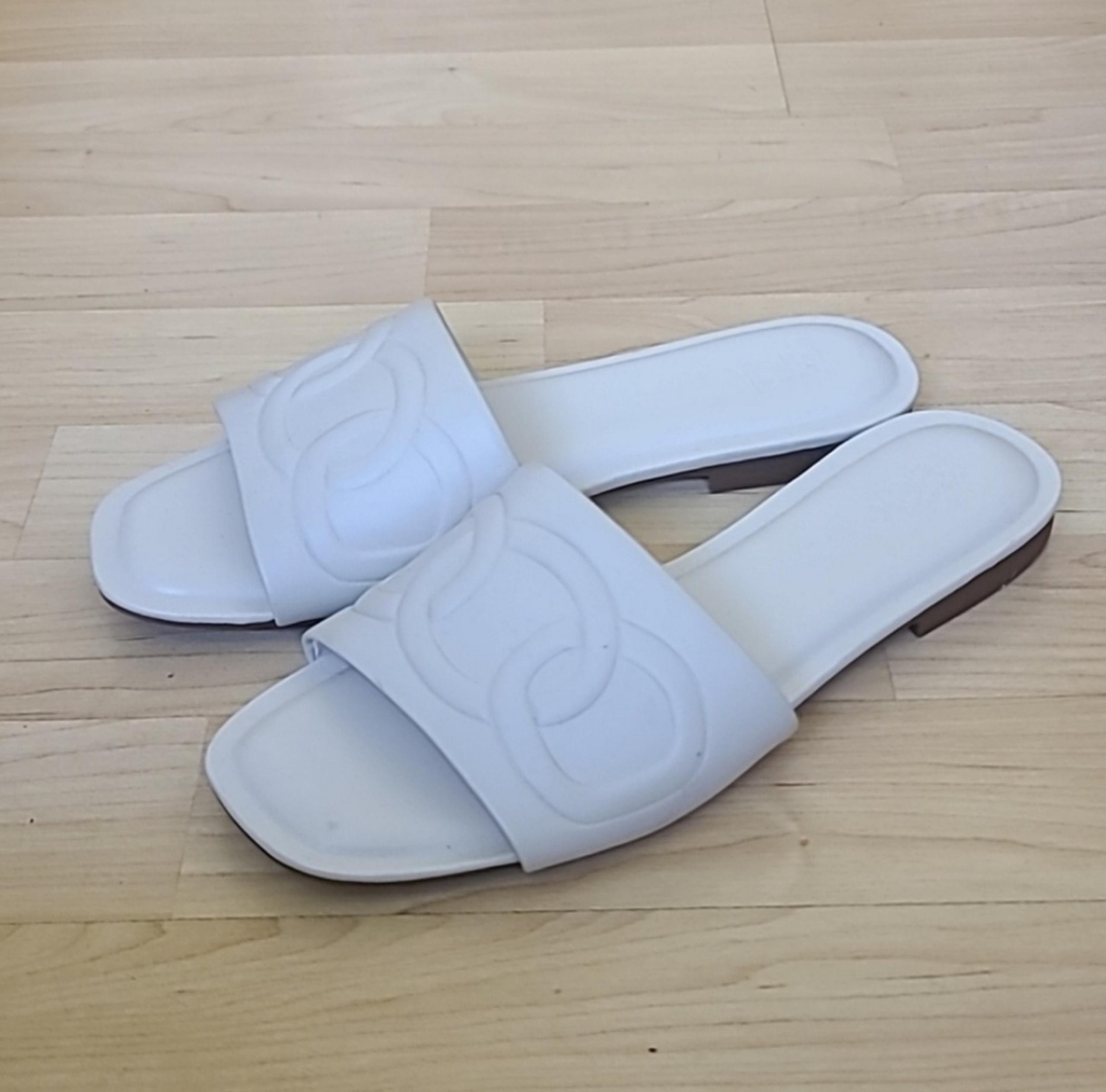 Nordstrom Rack Cheyenne Ivory Shell Flat Sandals Size 7