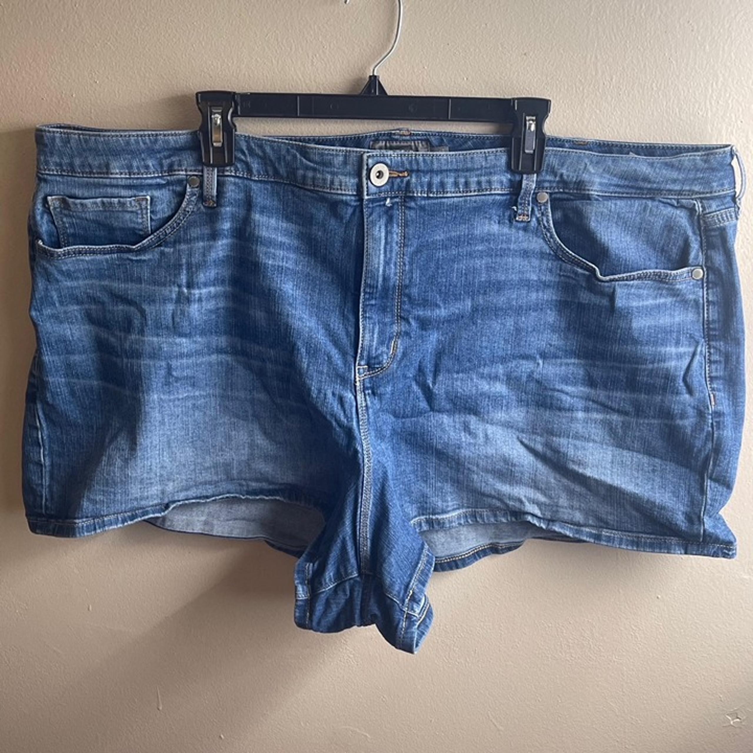 Torrid Women's Size 26 Feel the Fit Stretch 3" Denim Shorts Medium Wash 3126 - W