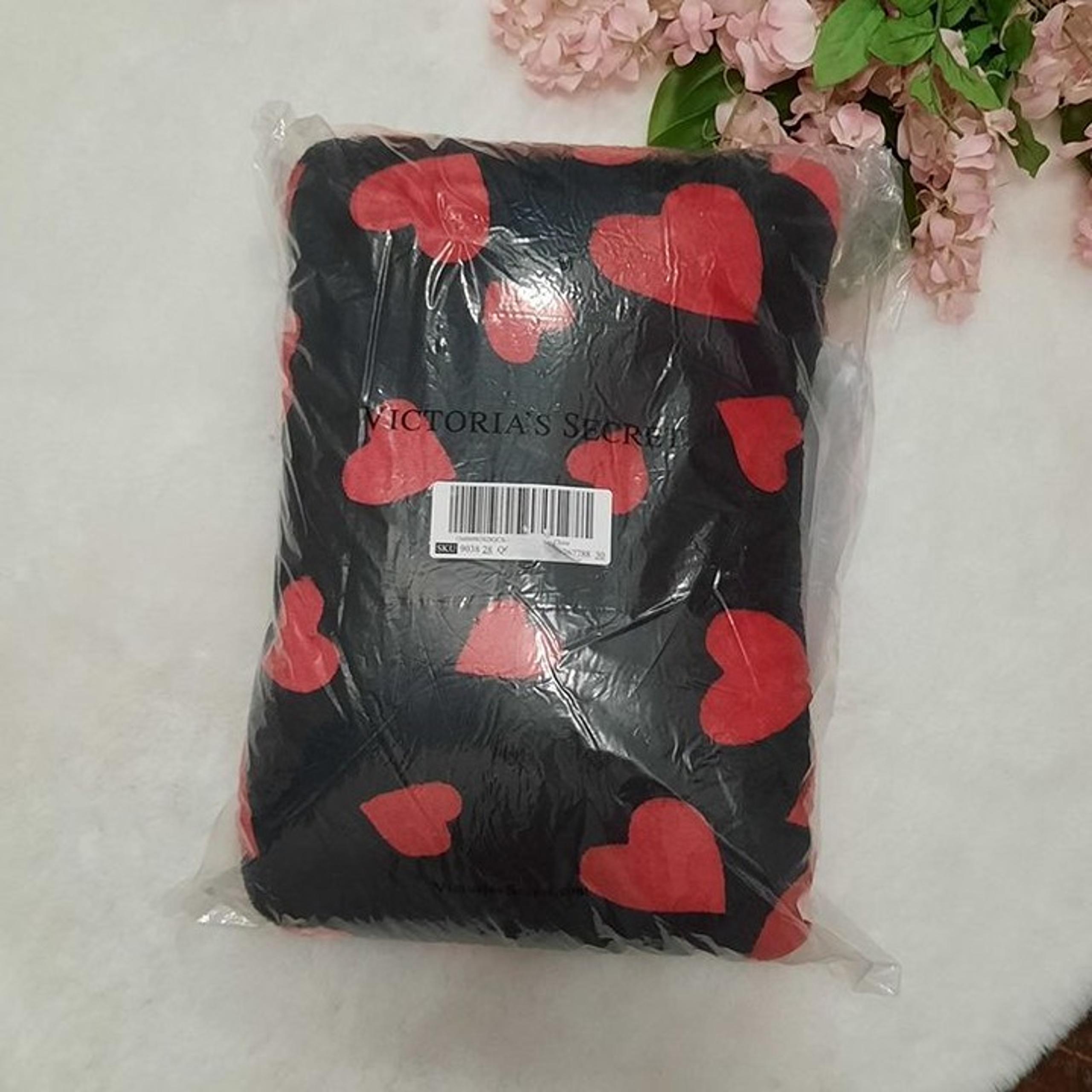 NEW Victoria's Secret Hearts Valentine's Day Blanket in Black with Hearts