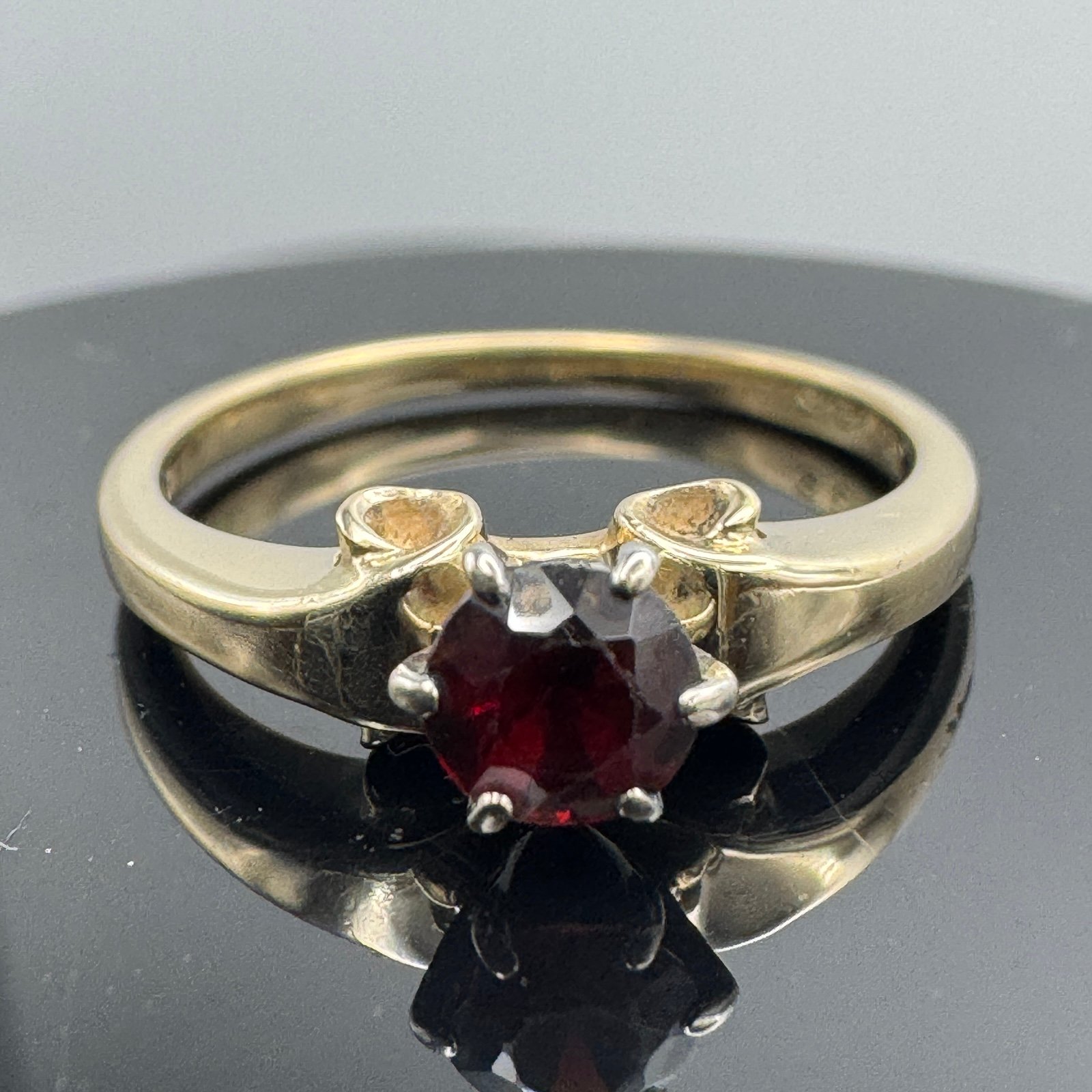 Solid 14k Gold Ring with Garnet / Size 5.6 / 2.44 Grams