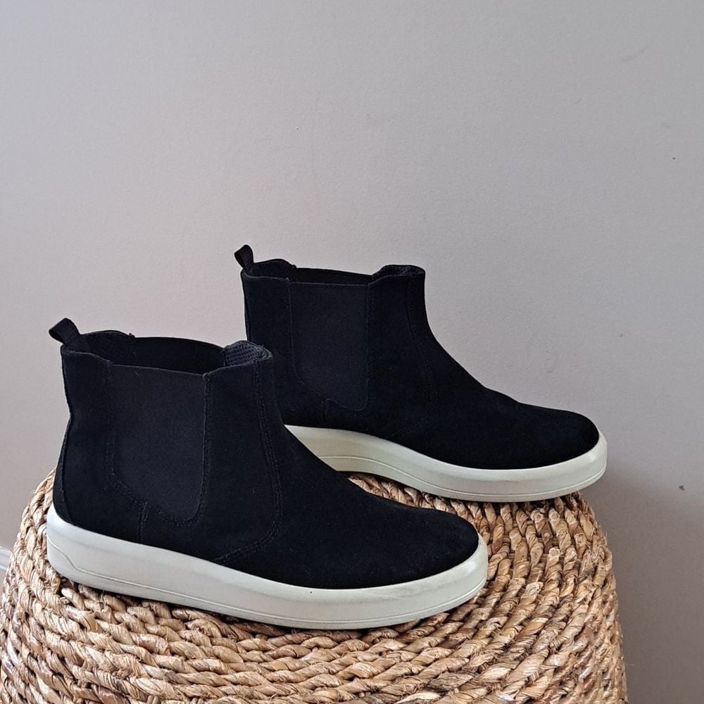 ECCO Womens Black Suede Platform Sneaker Ankle Boot Slip On Elastic Sides 9-9.5