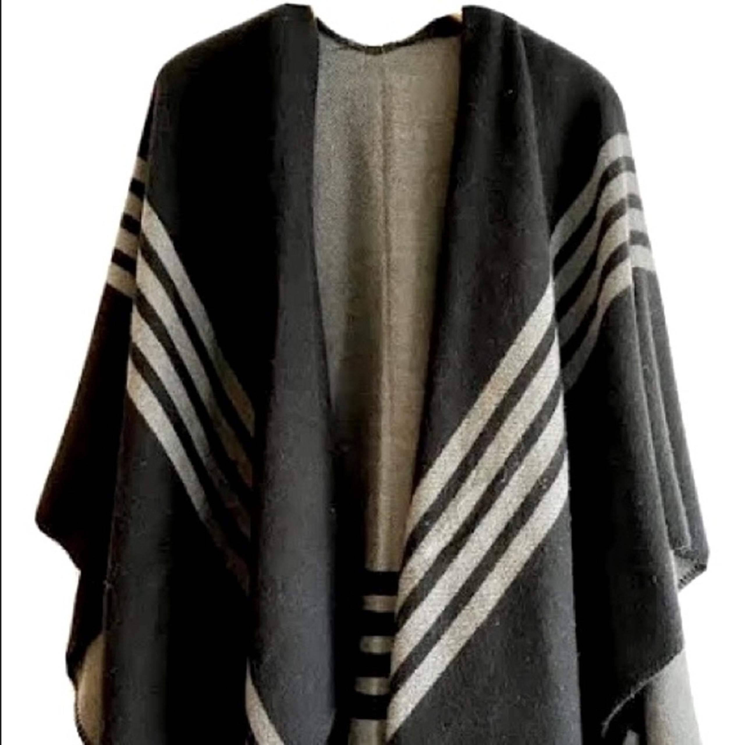 BB Dakota reversible black / grey border stitching detail OS -NWOT