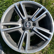 2010 Ford Mustang Rims and Lugnuts