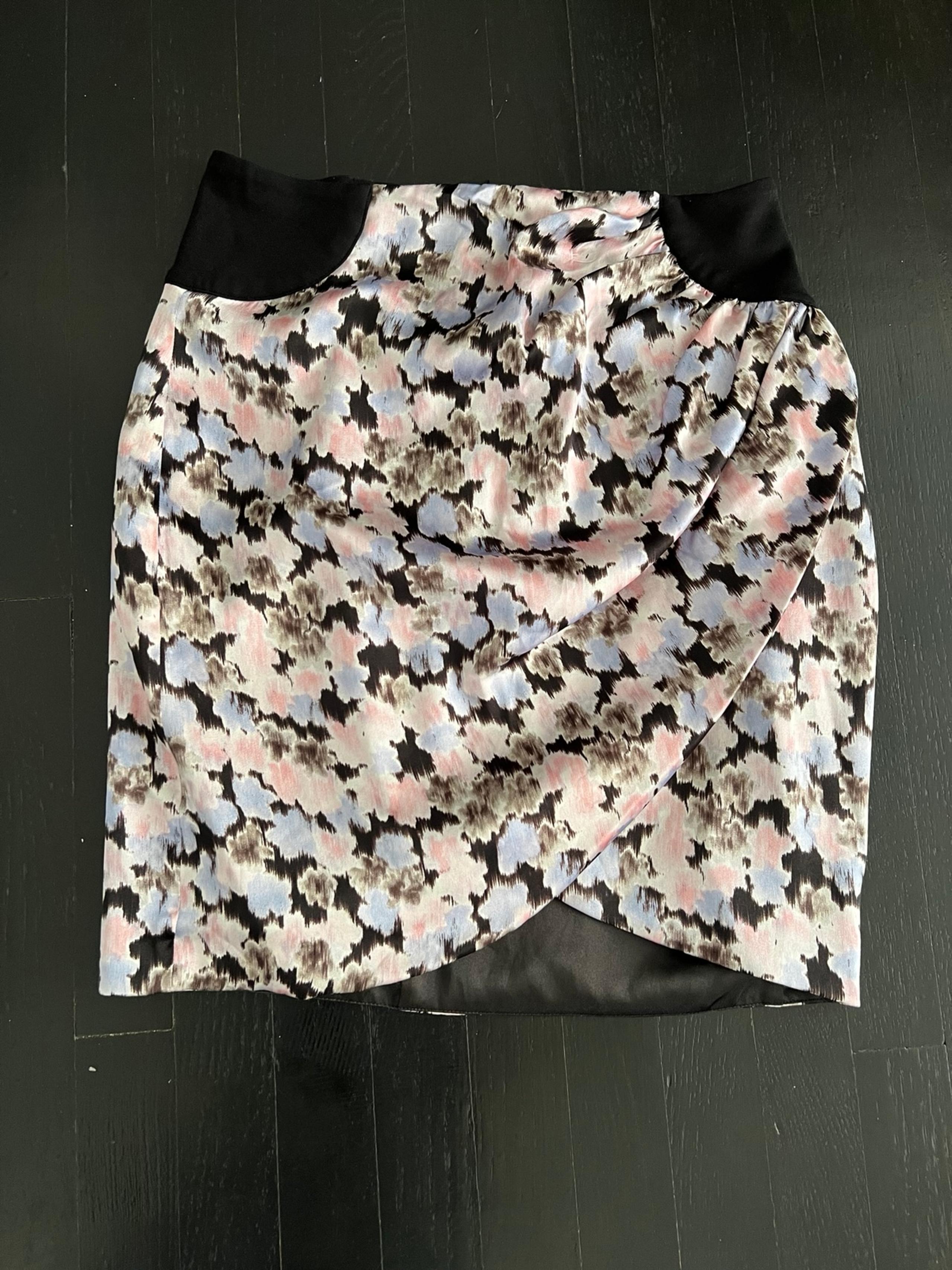 Bebe Black and White Ruched Wrap Mini Skirt. Size XS