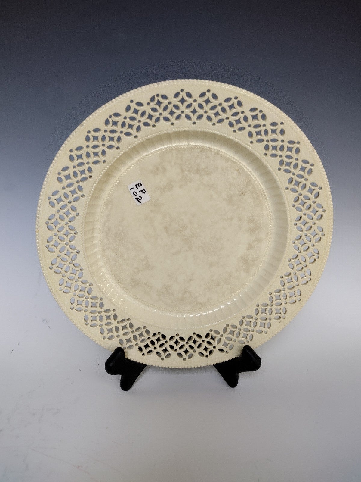 LEEDS POTTERY ENGLAND CREAMWARE RETICULATED PLATE. CA 1770 -1790. 9.5 DIAMETER
